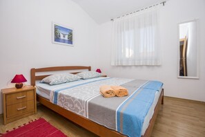 Apartamento, várias camas | Escrivaninha, Wi-Fi de cortesia, roupa de cama