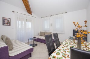 Apartamento, várias camas | Sala de estar | TV 65 cm com canais via satélite