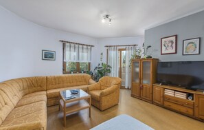 아파트, 침대(여러 개) | 거실 공간 | 위성 채널 시청이 가능한 65cm TV