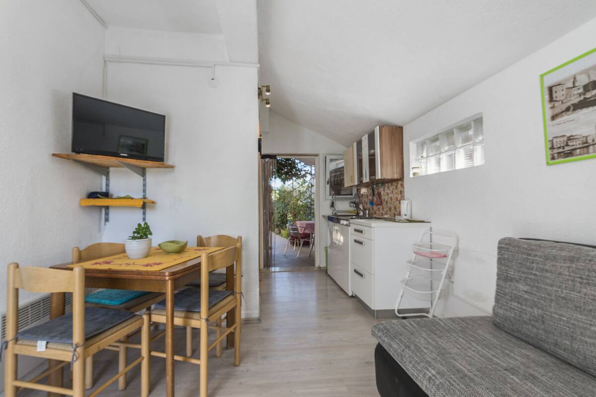 تناول الطعام داخل الغرفة