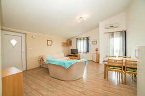 Leilighet, 1 kingsize-seng med sovesofa | Individuelt innredet, skrivebord, strykejern/-brett og wi-fi (inkludert)