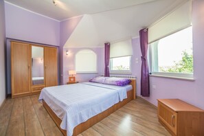 Apartment, 1 King Bed with Sofa bed | Individually furnished, desk, iron/ironing board, free WiFi
