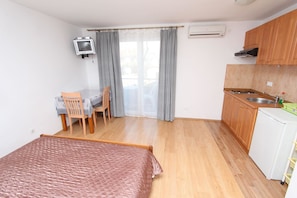 Apartment, 1 King-Bett | Individuell eingerichtet, Schreibtisch, kostenloses WLAN, Bettwäsche