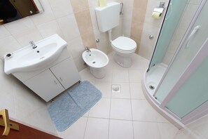 アパートメント ダブルベッド 1 台ソファーベッド付き | バスルーム | シャワー、タオル、石鹸、トイレットペーパー