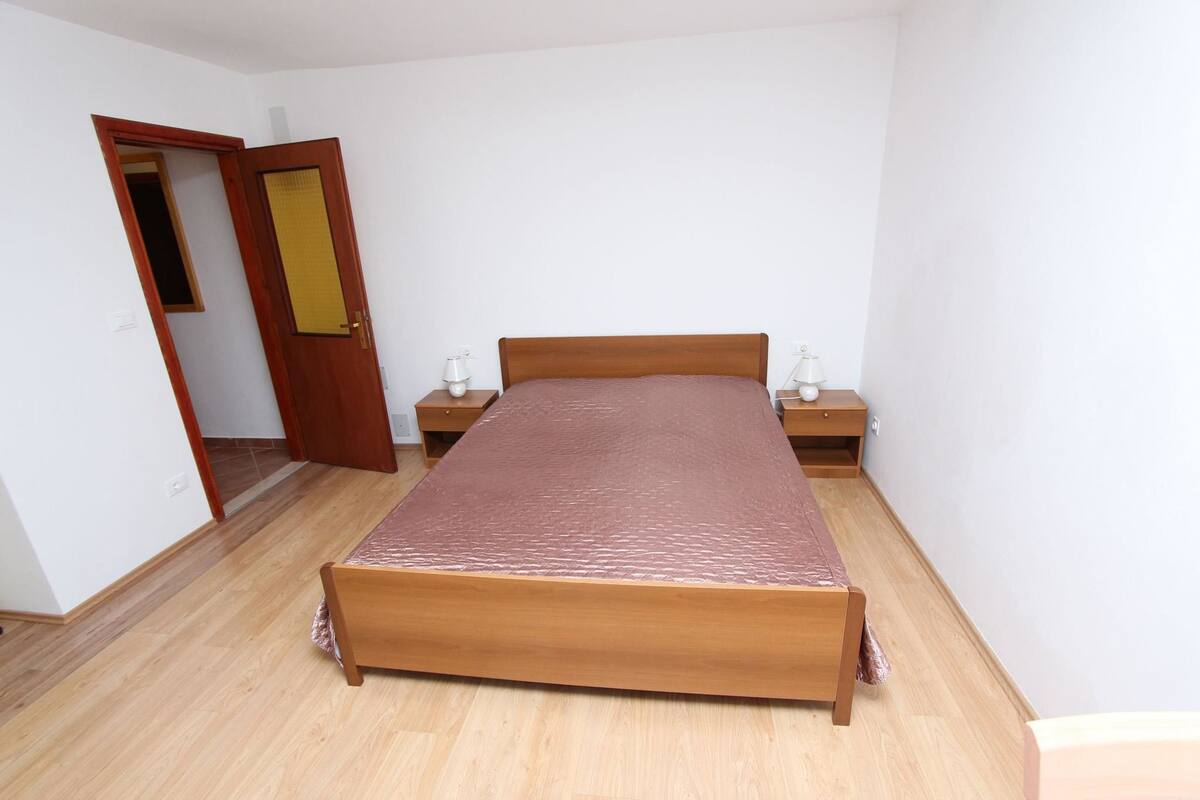 Apartment, 1 King Bed | Individually furnished, desk, free WiFi, bed sheets