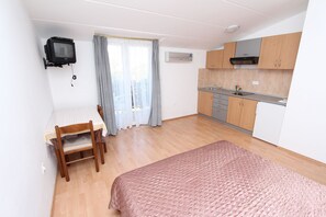 Individually furnished, desk, free WiFi, bed sheets - Apartments Orbanic (Rovinj)
