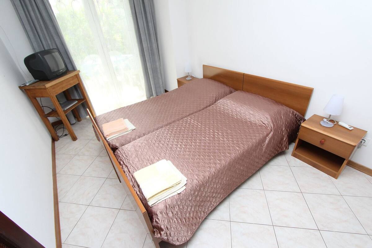 Apartment, 1 King Bed with Sofa bed | Individually furnished, desk, free WiFi, bed sheets