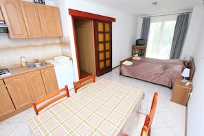 Apartment, 1 King Bed with Sofa bed | Individually furnished, desk, free WiFi, bed sheets