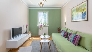 Leilighet, 1 kingsize-seng | Oppholdsområde | En 65-centimeters TV med Parabol-TV samt DVD-spiller