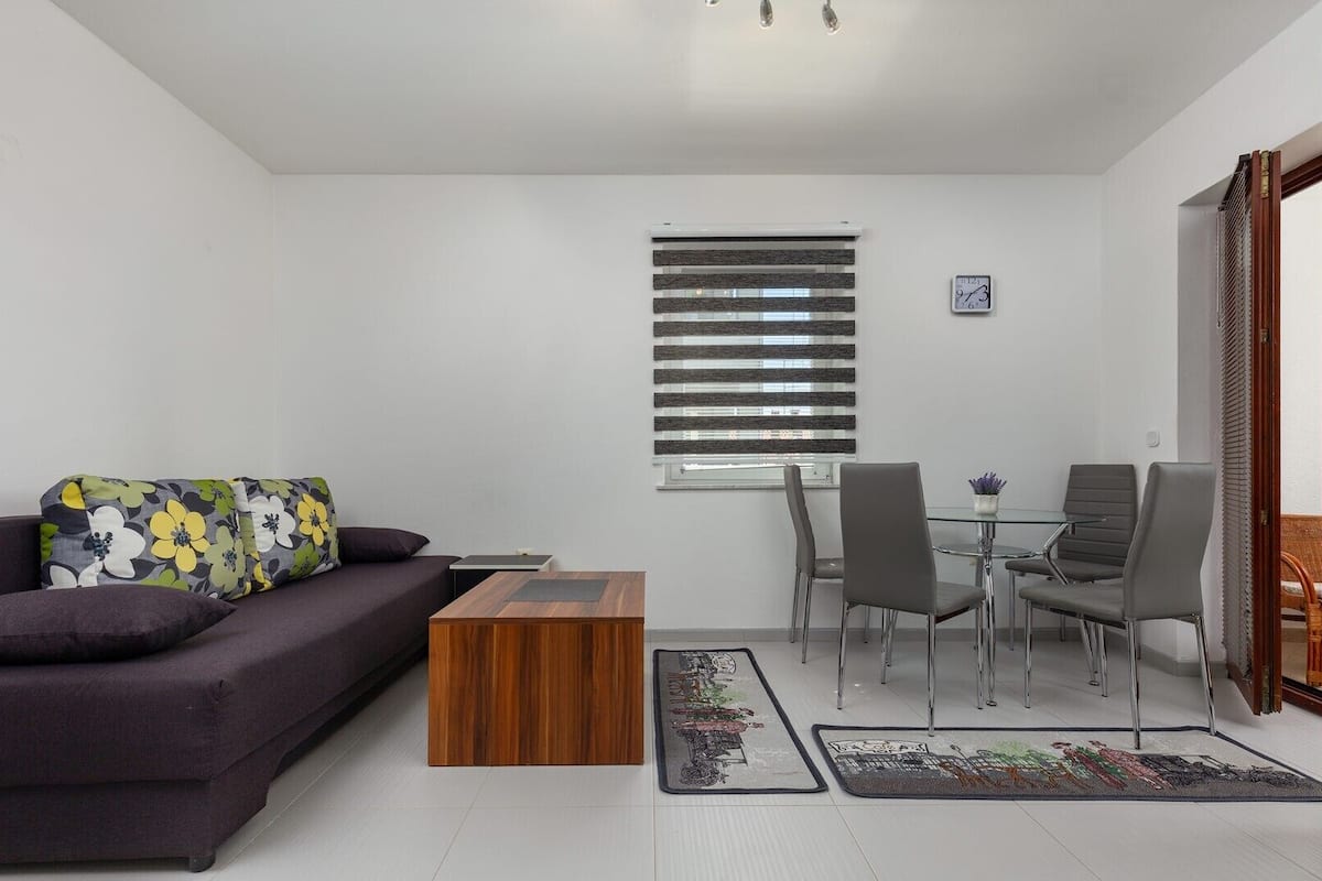 Apartment | Living area | 65-cm TV with satellite channels, fireplace