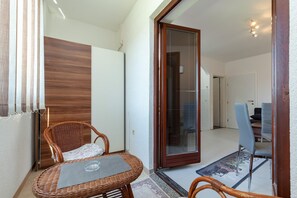 Apartment | Wohnzimmer | 65-cm-Fernseher mit Satellitenempfang, Kamin