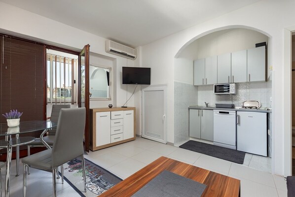 Apartment | Living area | 65-cm TV with satellite channels, fireplace