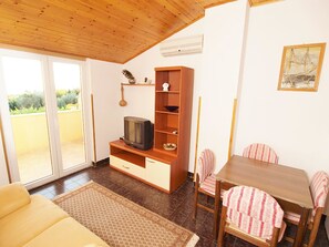 Apartment, Multiple Beds | Private kitchen | Fridge, oven, stovetop, espresso maker
