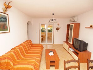 Appartement, meerdere bedden | Woonkamer | Een 65-cm televisie met satellietzenders