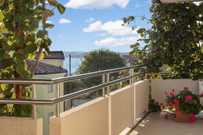 Apartamento, várias camas | Sacada