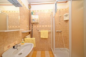 Apartment, Multiple Beds | Bathroom | Shower, towels - Apartments Crevatin (Rovinj)
