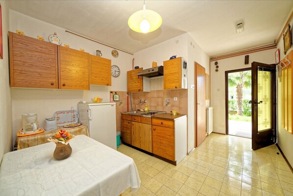 Apartment, Multiple Beds | Private kitchen
