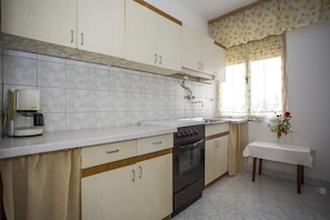 Apartment, Multiple Beds | Private kitchen | Cookware/dishes/utensils - Apartment Suzana Pula (Pula)