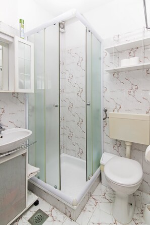 Huoneisto, useita sänkyjä | Kylpyhuone | Suihku, pyyhkeet