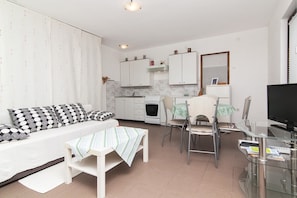 Apartment, Multiple Beds | Living room