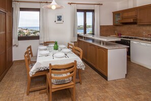 Apartment, Multiple Beds | Private kitchen | Stovetop, cookware/dishes/utensils
