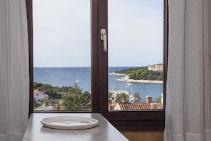 Apartment, Multiple Beds | Private kitchen | Stovetop, cookware/dishes/utensils
