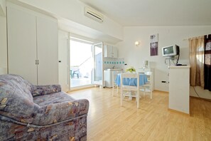 Apartment, 1 Doppelbett | Wohnzimmer | 65-cm-Fernseher mit Satellitenempfang