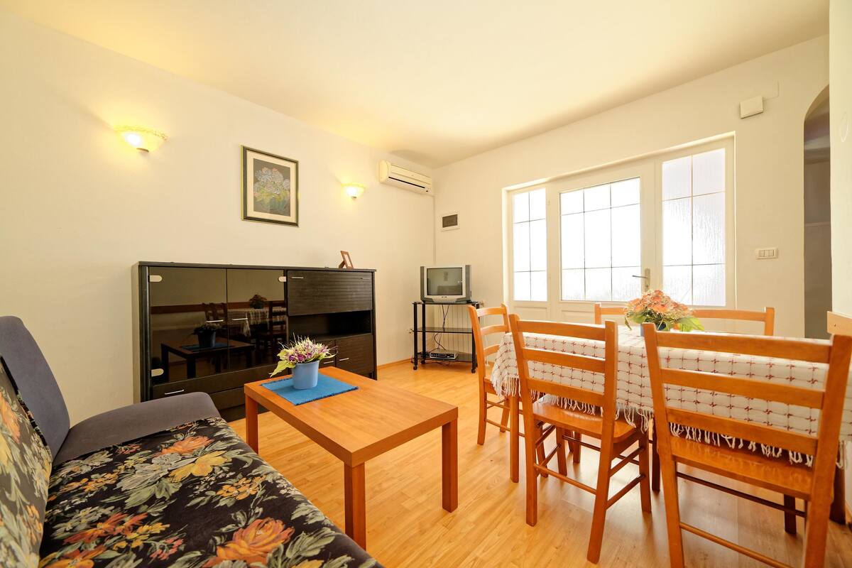 Apartment, Multiple Beds | Living room | 65-cm TV with satellite channels