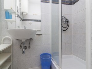Appartement, Plusieurs lits | Salle de bain | Serviettes fournies