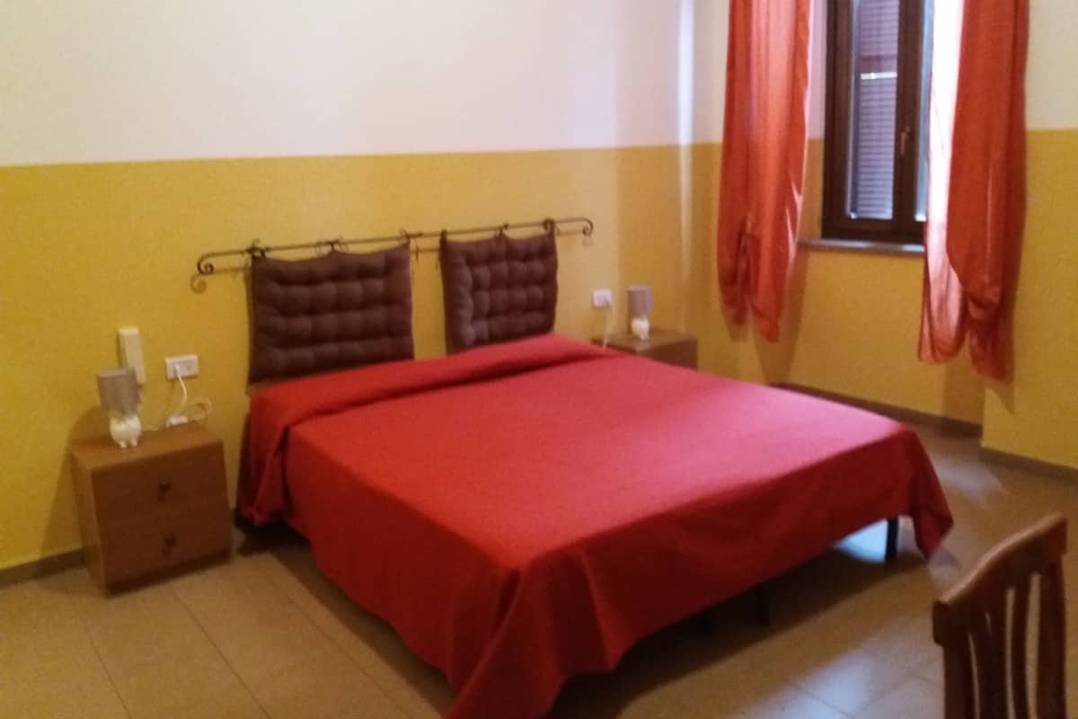 1 bedroom, desk, blackout drapes, free cribs/infant beds