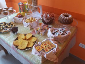 Café da manhã com buffet grátis todos os dias