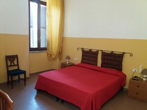 Quarto casal ou duplo básico (4) | 1 quarto, escrivaninha, cortinas blackout, berços grátis