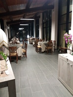 Aperto a colazione, pranzo e cena, cucina locale 