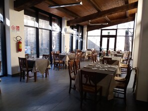 Aperto a colazione, pranzo e cena, cucina locale 