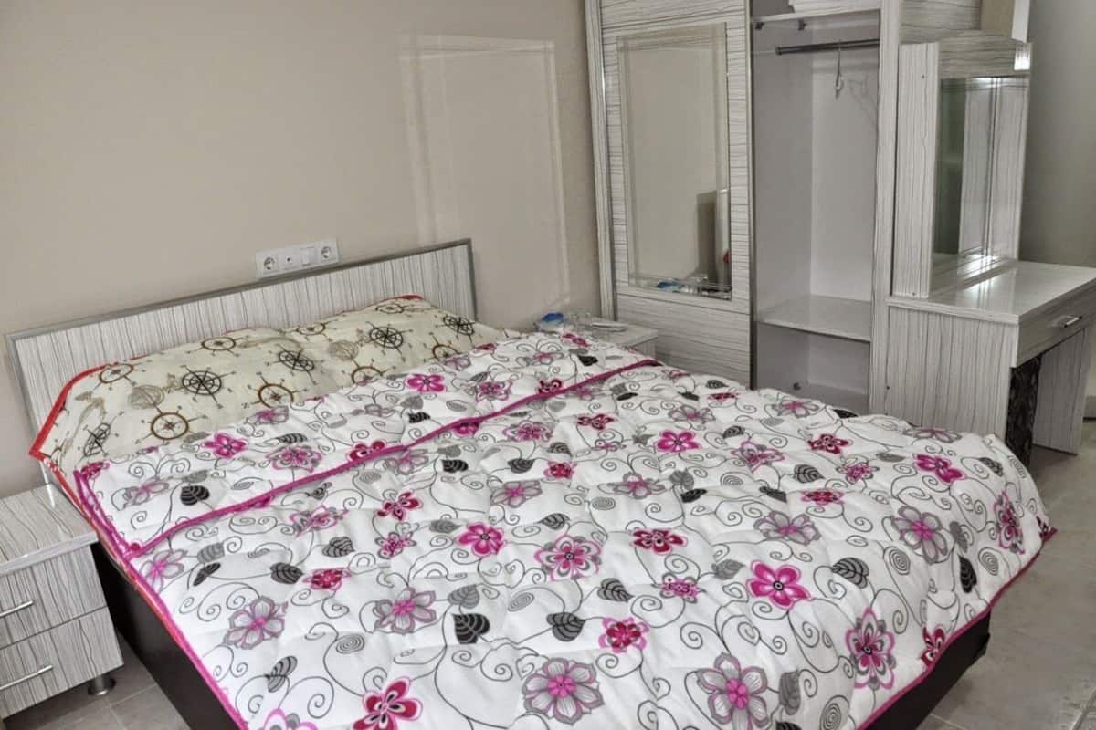 Double Room | Premium bedding, laptop workspace, iron/ironing board, free WiFi
