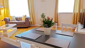 In-room dining - Spacious Bright and Modern Living (Northampton)