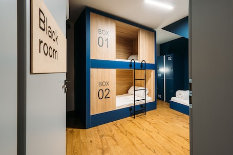 ํธ๋ฆฌํ๋ฃธ (3 beds) | ๊ฐ๊ฐ ๋ค๋ฅด๊ฒ ๊ฐ๊ตฌ ๋น์น, ๋ฐฉ์ ์ค๋น, ๋ฌด๋ฃ WiFi, ์นจ๋ ์ํธ