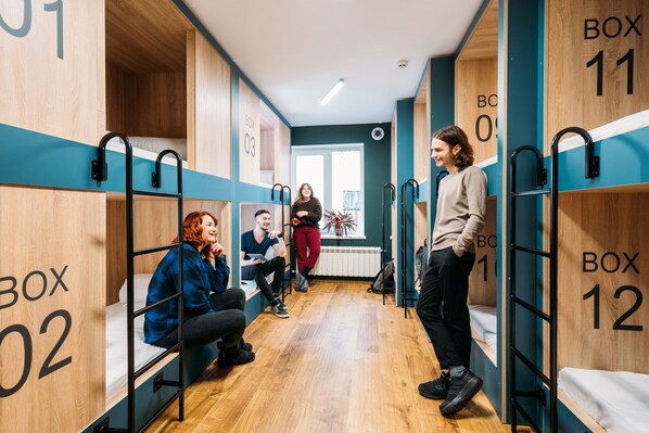 Dormitori compartit (12 beds) | Mobiliari individual, habitacions insonoritzades i wifi gratuïta
