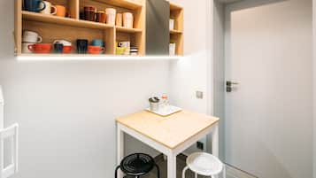 Frigorífico grande, microondas, placa de cocina y tostadora