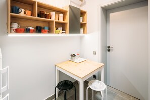 Frigorífico grande, microondas, placa de cocina y tostadora