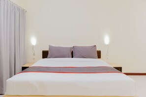 Deluxe Double Room | Desk, free WiFi, bed sheets - Collection O 6 Grand Palace Kemayoran (Jakarta)