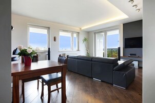 Comfort Apartment | Soundproofing, iron/ironing board, cribs/infant beds, free WiFi