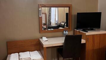 スタンダード ダブルルーム ダブルベッド 1 台 | アイロン / アイロン台、WiFi (無料)、ベッドシーツ