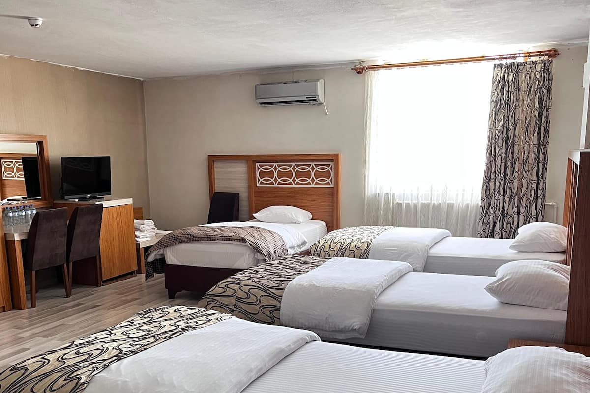 Tabla de planchar con plancha, wifi gratis y ropa de cama 