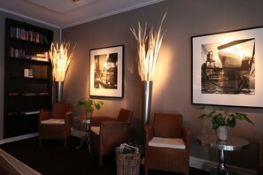 Coin salon dans le hall