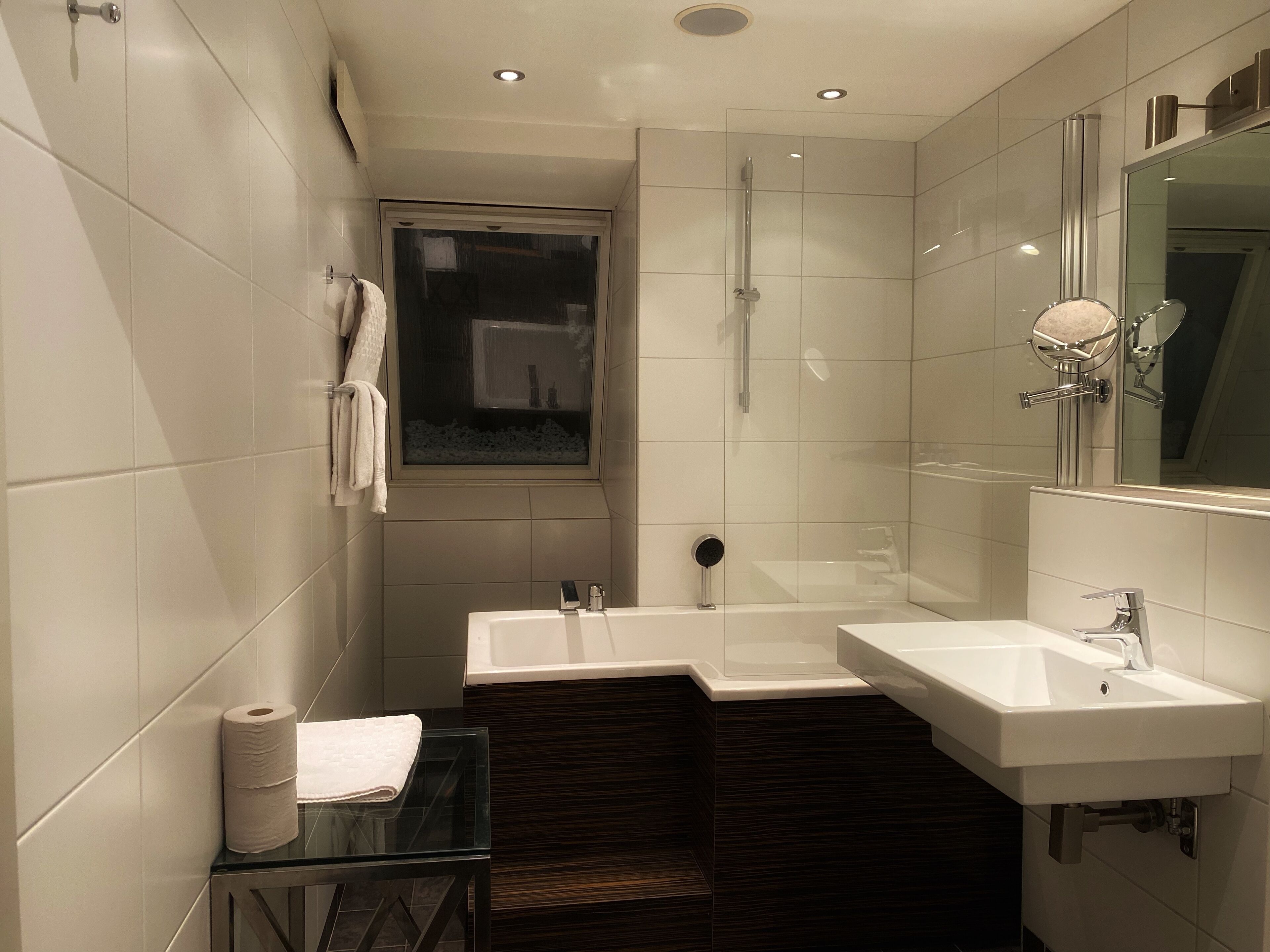 Junior Suite | Bathroom | Free toiletries, hair dryer, slippers, towels