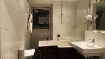 Suite junior | Baño | Amenidades de baño gratuitas, secadora de cabello, pantuflas, toallas