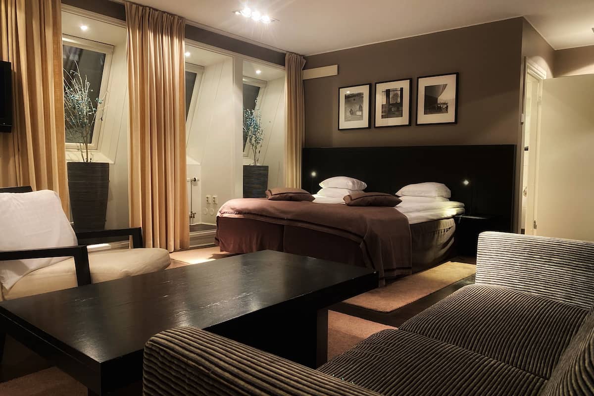 Junior Suite | 1 bedroom, in-room safe, desk, laptop workspace