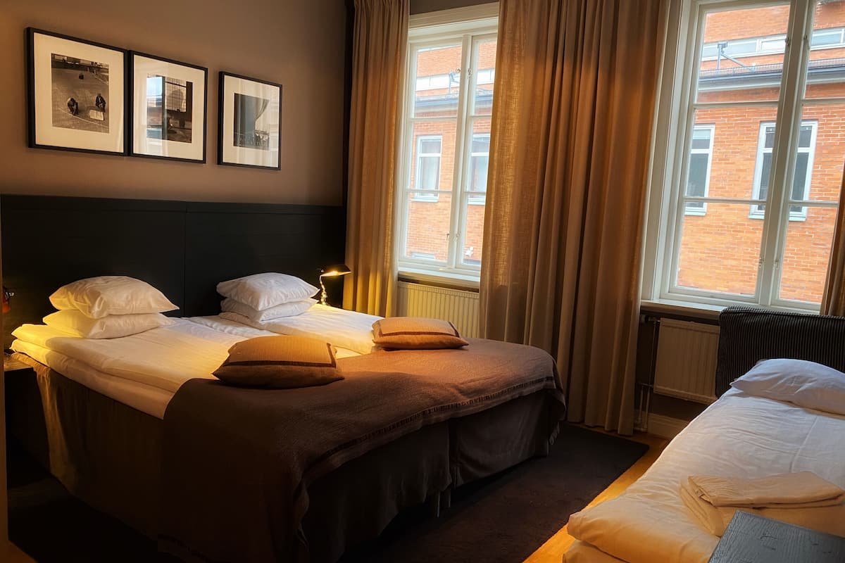 Standard Triple Room | 1 bedroom, in-room safe, desk, laptop workspace