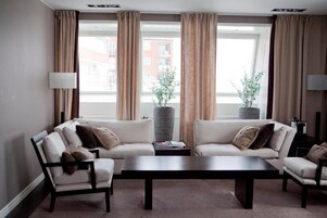 Deluxe Studio | In-room safe, desk, laptop workspace, soundproofing